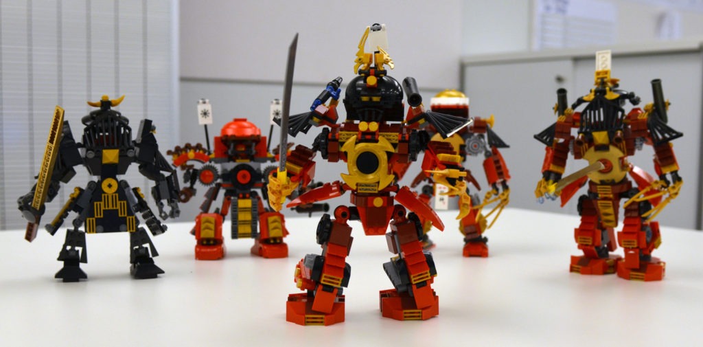 En del af udfordringen for Lego-designerne er at finde nye måder at bruge eksisterende elementer på, så der ikke skal investeres i udviklingen af nye støbeforme. Således består skuldrene på samurairobotten fx af frontstykker fra et lokomotiv.