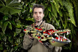 Legodesigner Andrew Woodman, 40 år, har arbejdet hos Lego siden 2003 hvor han i dag er Design Manager 7+ Play Themes. Uddannet indenfor industrielt- og bildesign, og af den opfattelse at en Ferrari FF er den ultimative familiebil.