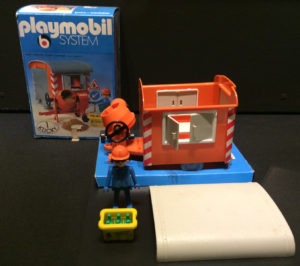 I midten af 1970’erne var kasser med øl en hel naturlig del af byggepladsmiljøet – og således også i Playmobils legeunivers.