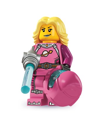 Der har været masser af astronauter i forskellige Lego-sæt, men dette er første gang, at vi ser en pink rumdragt. Vi synes, at det er dejlig retro, at hun har det oprindelige Lego Space-logo på brystet, og så har hun et sexet smil.