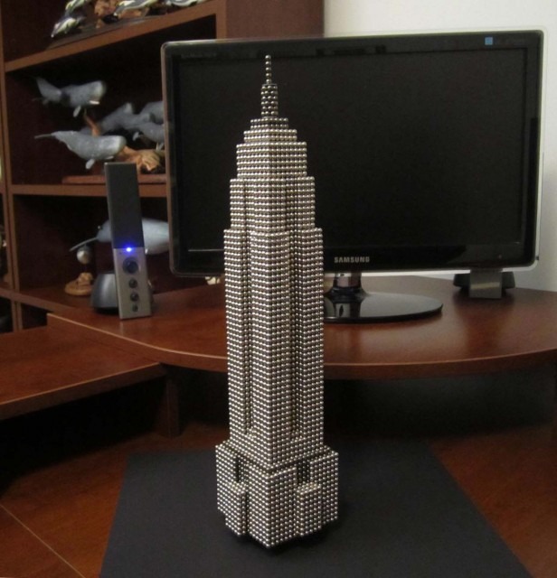 Empire State Building er et af de mest kendte landemærker i New York, hvor den ligger på hjørnet af Fifth Avenue og West 34th Street – det har den gjort siden 1931. Indtil 1972 var bygningen desuden den højeste i verden. Nanodot-versionen består af 11.000 kugler.