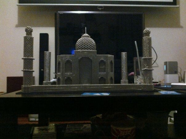Taj Mahal er opført på UNESCOs verdensarvliste, og er et af de såkaldte syv nye vidundere i verden. Ligeledes imponerende er denne version i Nanodots, der er bygget af 10.000 kugler.