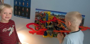Hot_Wheels_Wall_Tracks_Demolition_Drop (2)
