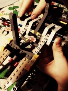Det er lidt drilsk at få de Lego Technic elementer, der udgør køretøjets kerne, til at klikke helt korrekt sammen.