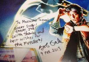 En hilsen til Masashi Togami og Sakuretsu fra manuskriptforfatteren Rob Gale, der skrev manuskript til de tre Tilbage til Fremtiden-film.