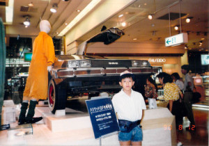 En 11-årig Masashi Togami foran den rigtige DeLorean