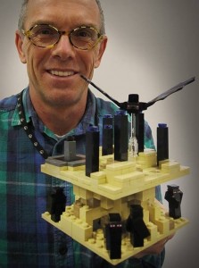 Lego-designeren Steen Sig Andersen med det kommende Lego Minecraft-sæt The End