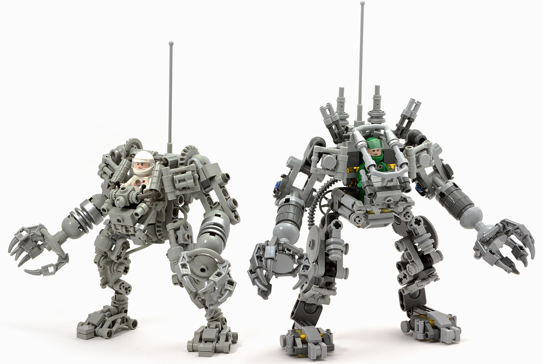 Her kan du se Peter Reids oprindelige Lego Ideas-projekt side om side med den endelige version af Lego Exosuit.