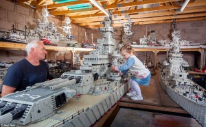Jim McDonough i selskab med sit barnebarn Leigha og det imponerende Lego-skib.