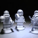 De tre figurer befinder sig nemlig om bord på NASAs rumsonde Juno