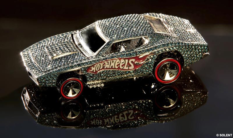 Hot Wheels-bilen er udført i 18 karat hvidguld og udsmykket med i alt 2.700 diamanter